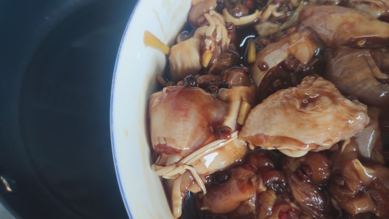 香菇炖鸡腿,油热后下鸡腿，连同酱汁一起倒入