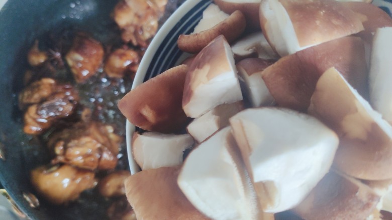 香菇炖鸡腿,加入鲜香菇