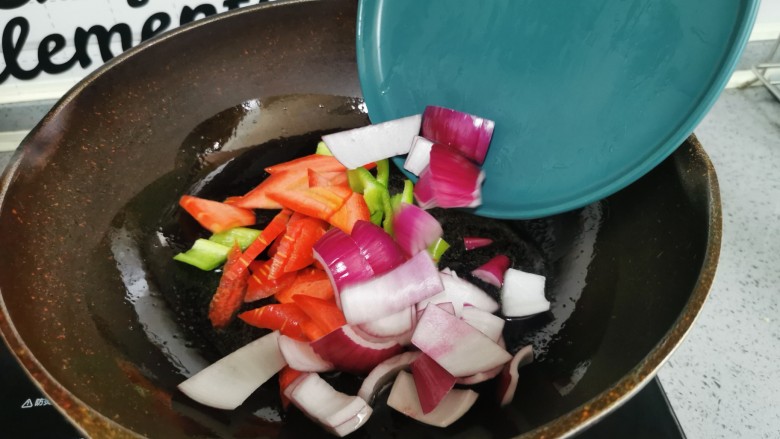 素炒平菇,倒入红萝卜，洋葱，胡萝卜