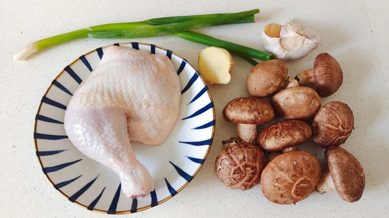 香菇炖鸡腿,准备好需要的食材