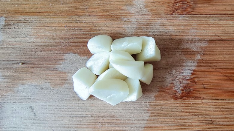 香菇炖鸡腿,蒜切滚刀块