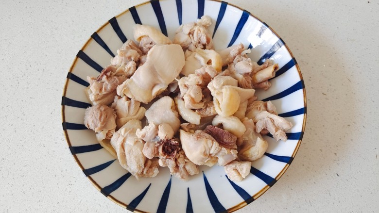 香菇炖鸡腿,煮至水来，撇去浮沫，捞出鸡块，在用热水冲洗一下
