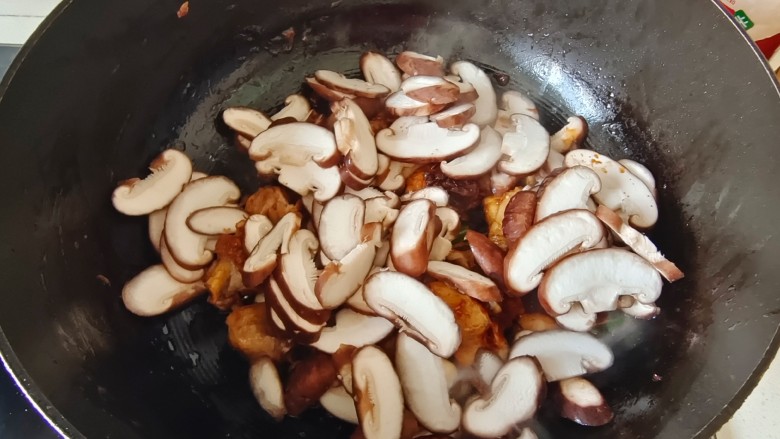 香菇炖鸡腿,加入香菇片翻炒均匀