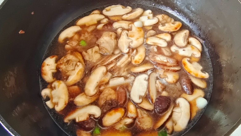 香菇炖鸡腿,加入食材平齐的清水盖上锅盖，中过炖20分钟，大火收汁即可，加入适量盐翻炒均匀