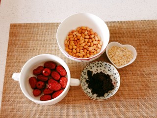 花生红枣汤,食材准备好了。