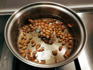 花生红枣汤,花生放入汤锅，加入适合自己量的清水。