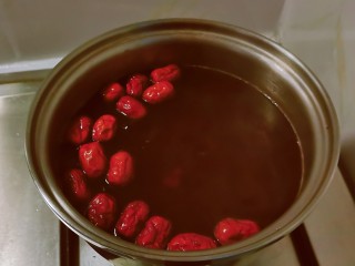 花生红枣汤,继续煮制。