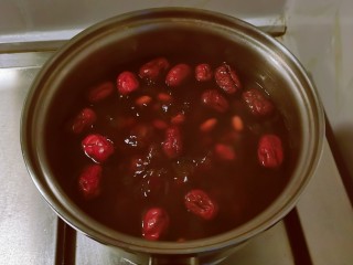 花生红枣汤,枣香味已经煮出来了。