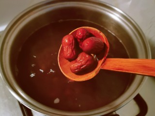 花生红枣汤,放入红枣。