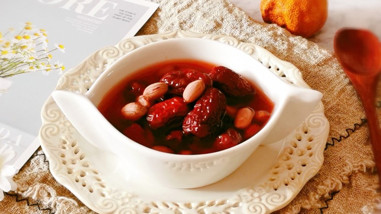 花生红枣汤,盛一碗，趁热食用。
