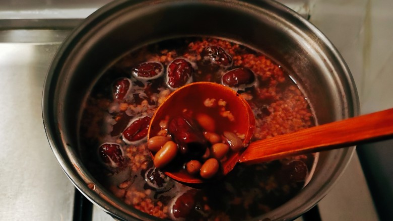 花生红枣汤,红糖完全融化，关火出锅。