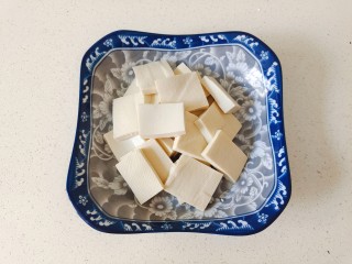 金针菇豆腐煲,豆腐切成块