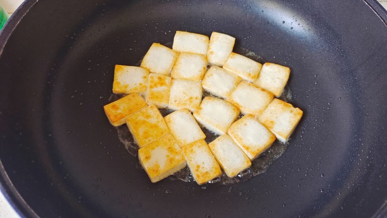 金针菇豆腐煲,煎至豆腐两面金黄盛出备用