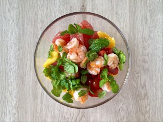 泰式鲜虾水果沙拉，低卡营养颜值高,把所有食材放入料理盆，加入薄荷叶;