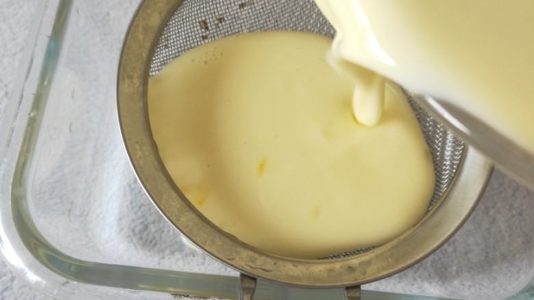 牛奶鸡蛋布丁,再用过滤网把蛋液过筛到放盘磨具里