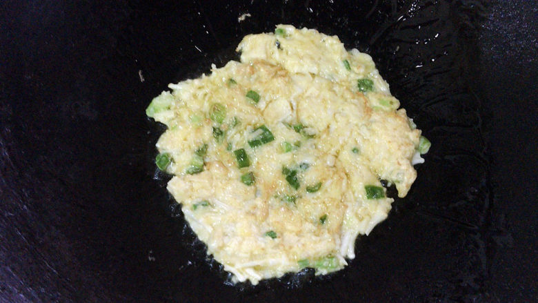 金针菇炒鸡蛋,煎制两面成熟后出锅