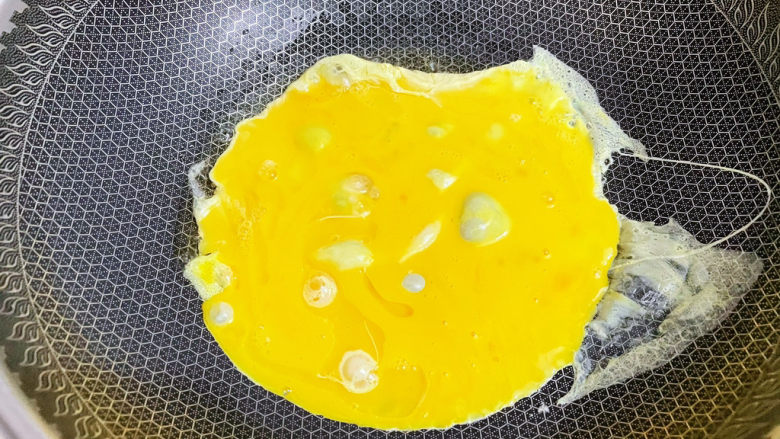 平菇鸡蛋汤,锅中倒入适量的食用油烧热，倒入蛋液，用筷子快速搅碎