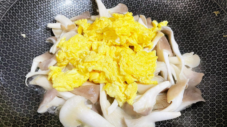 平菇鸡蛋汤,加入鸡蛋，翻炒均匀