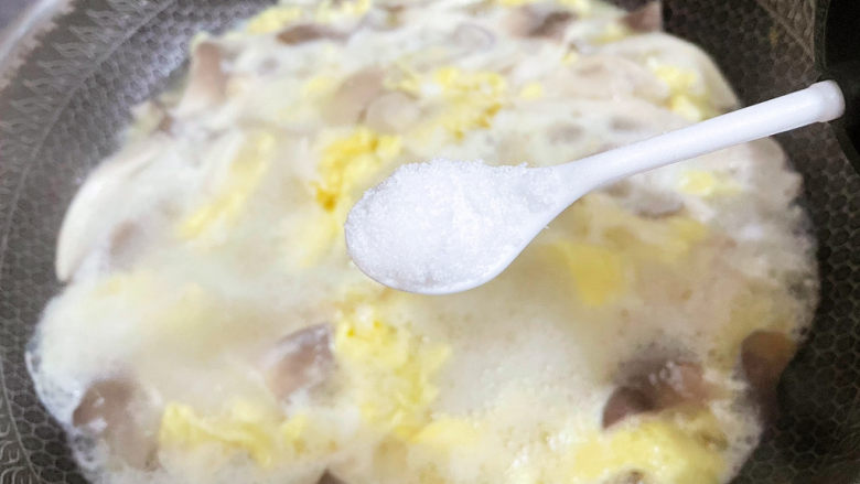 平菇鸡蛋汤,加入盐调味