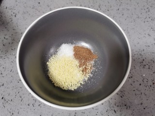 金针菇豆腐煲,空碗里放入盐。五香粉，鸡精，白糖