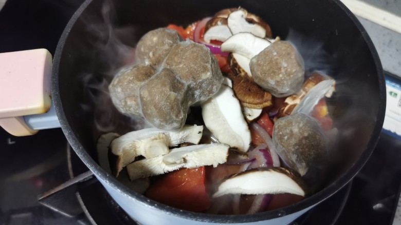 金针菇豆腐煲,肉丸