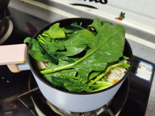 金针菇豆腐煲,放入菠菜