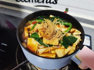 金针菇豆腐煲,开盖即熟。