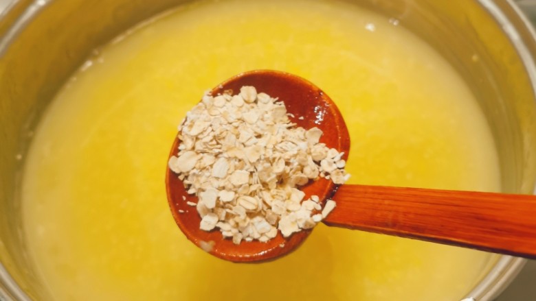 小米山药粥,继续加热，汤汁更加浓稠，放入熟麦片。