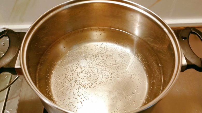 小米山药粥,汤锅烧开水。