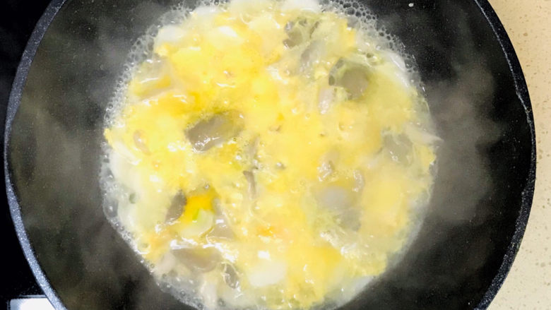 平菇鸡蛋汤,全部淋入汤中，不要立即搅拌，继续煮沸，鸡蛋液就凝固了