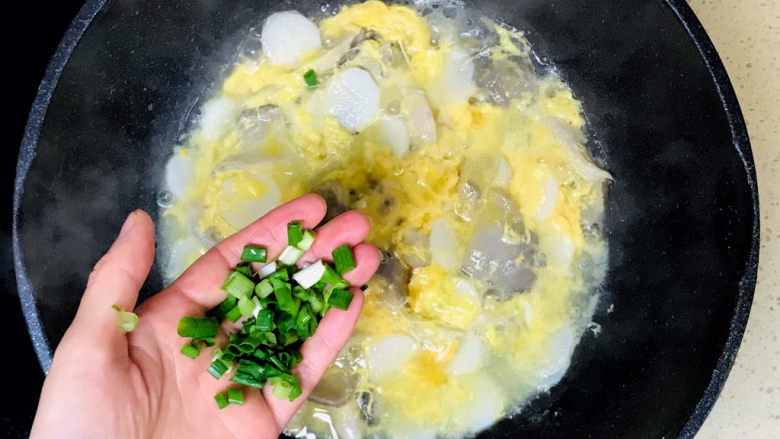 平菇鸡蛋汤,最后将葱花撒入汤中