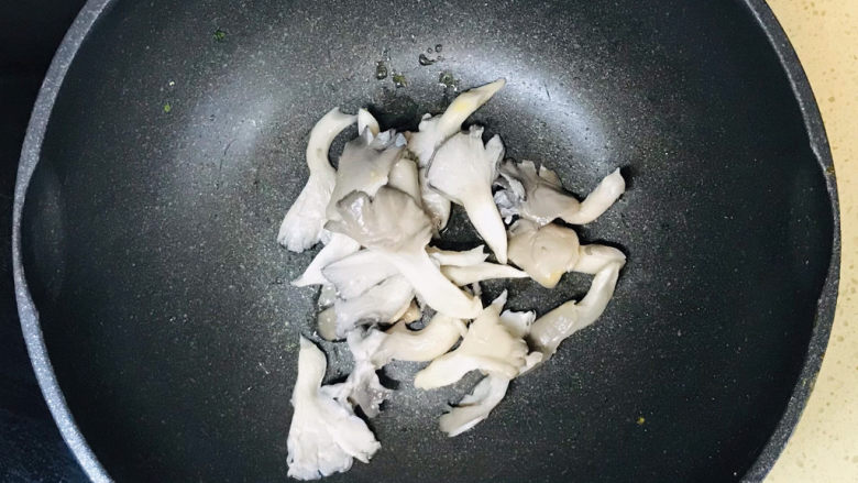 平菇鸡蛋汤,加入平菇，翻炒均匀