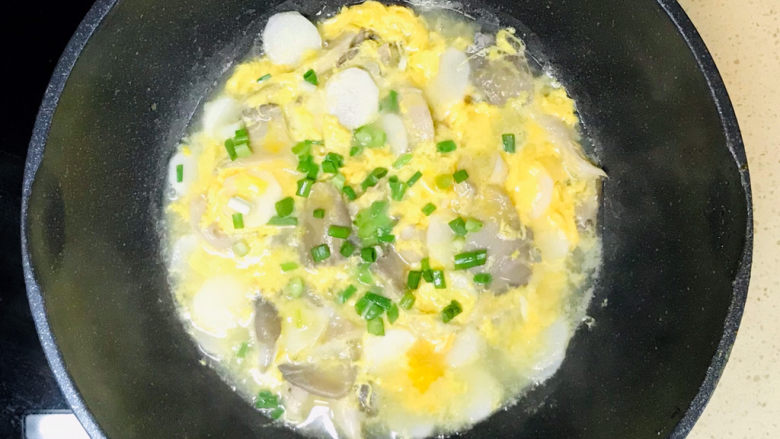 平菇鸡蛋汤,搅拌均匀，就可以关火起锅了
