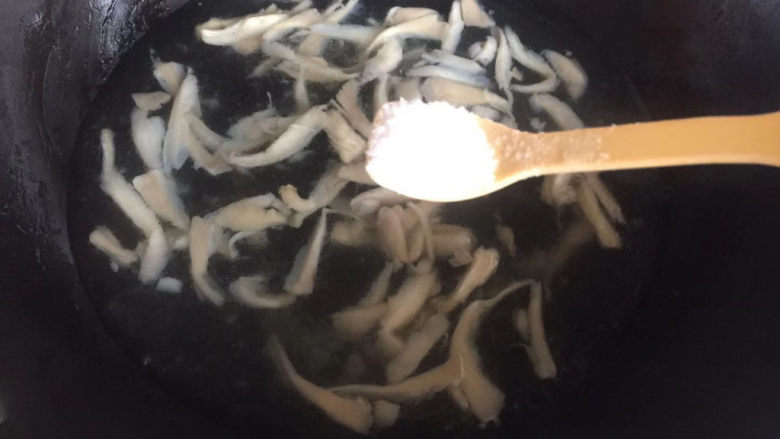 平菇鸡蛋汤,加适量开水，调入盐