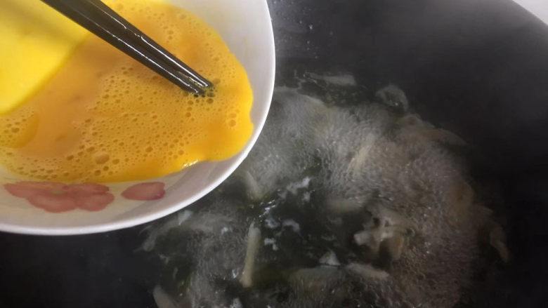 平菇鸡蛋汤,淋入鸡蛋液