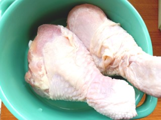 香菇炖鸡腿,鸡腿洗净