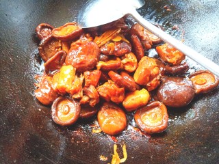 香菇炖鸡腿,最后大火收汁，留少量汤汁即可
