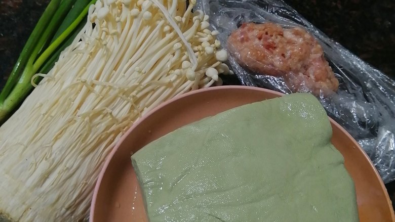 金针菇豆腐煲,准备材料