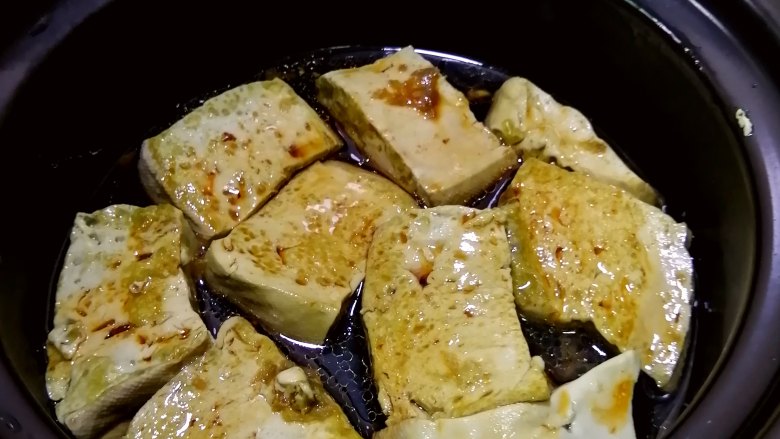 金针菇豆腐煲,加入预先调好的酱料，慢火炖