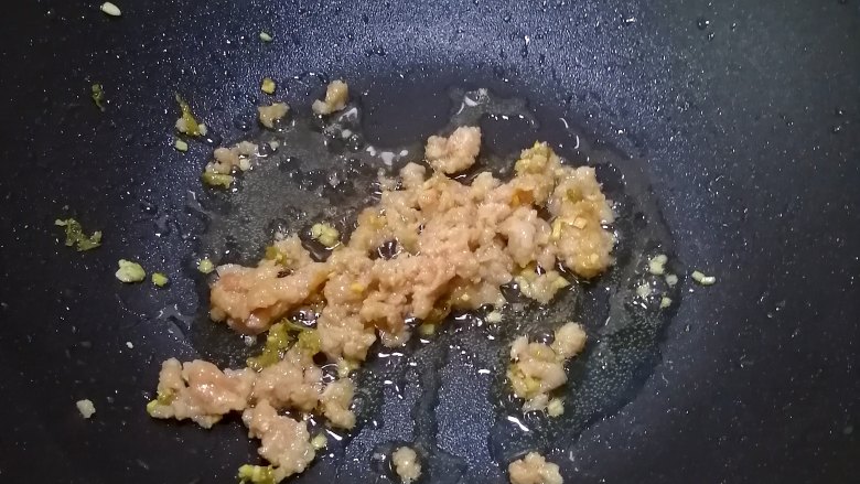 金针菇豆腐煲,炒至变色