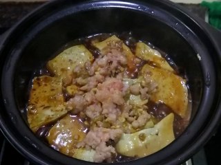 金针菇豆腐煲,加入砂锅，与豆腐同炖
