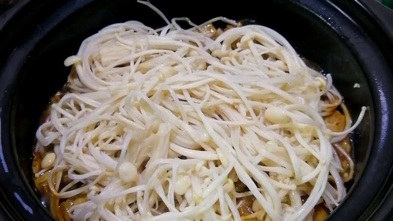 金针菇豆腐煲,加入砂锅，与豆腐同炖3分钟左右