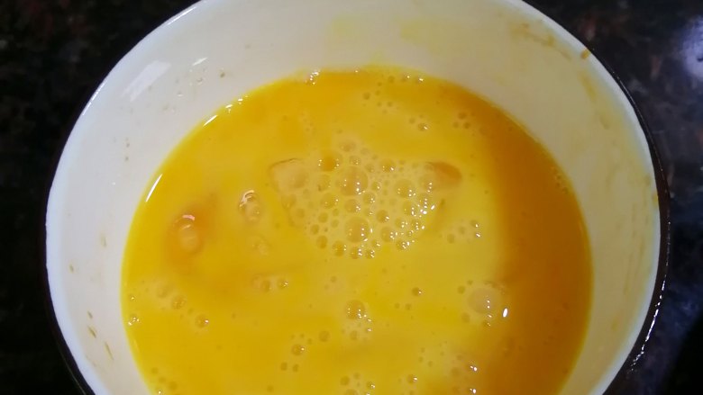 金针菇炒鸡蛋,搅散成蛋液