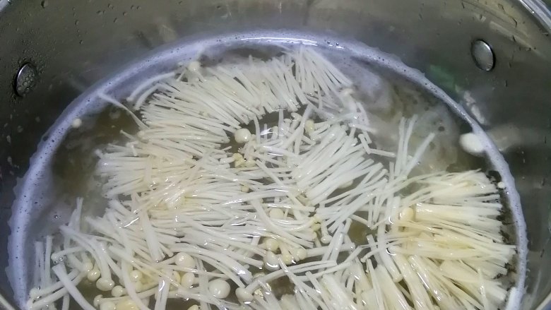 金针菇炒鸡蛋,锅内烧开水，加入金针菇焯水1分钟
