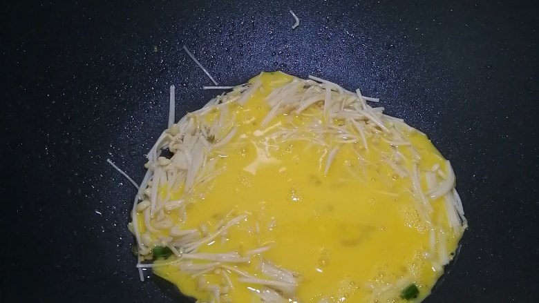 金针菇炒鸡蛋,倒入蛋液