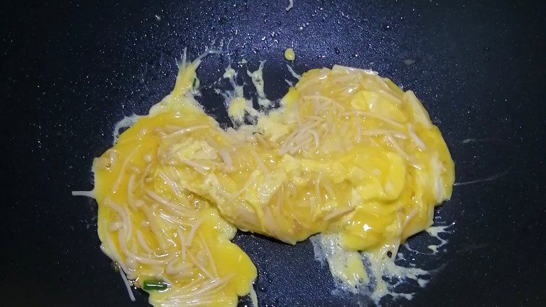 金针菇炒鸡蛋,迅速翻炒
