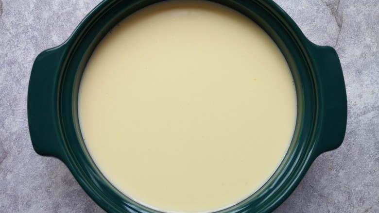 牛奶鸡蛋布丁,看一下滤过的牛奶蛋液特别细腻。 