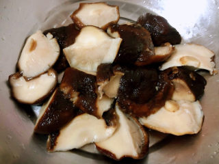 香菇炖鸡腿,香菇片成大小均匀的片状