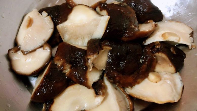 香菇炖鸡腿,香菇片成大小均匀的片状