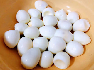 香菇炖鸡腿,鹌鹑蛋煮熟立即放入冷水中这样更易去皮处理好的鹌鹑蛋现在就想吃哦